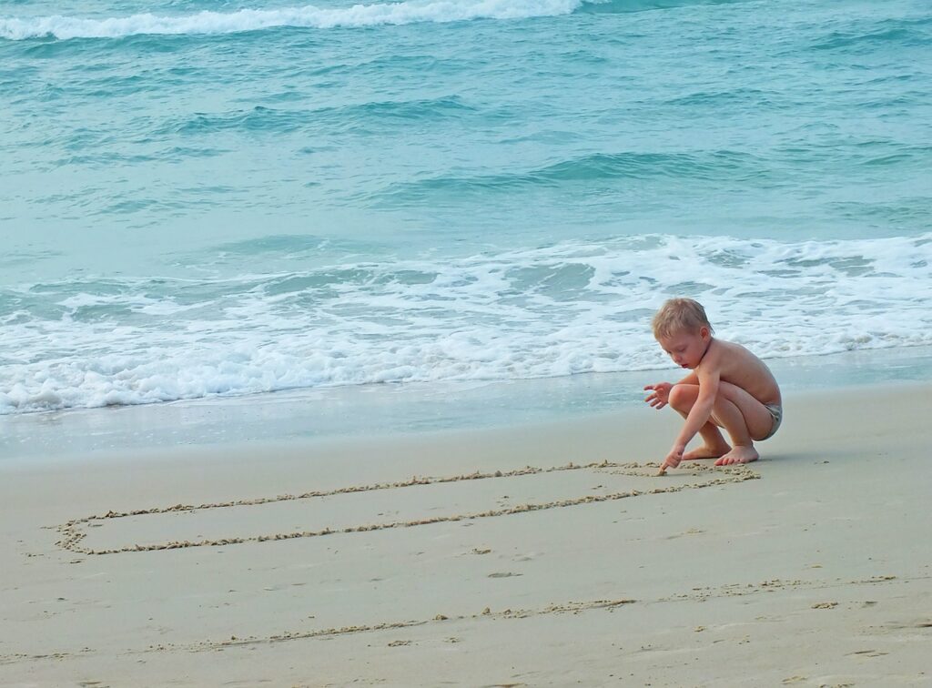 浜で遊ぶ子供
